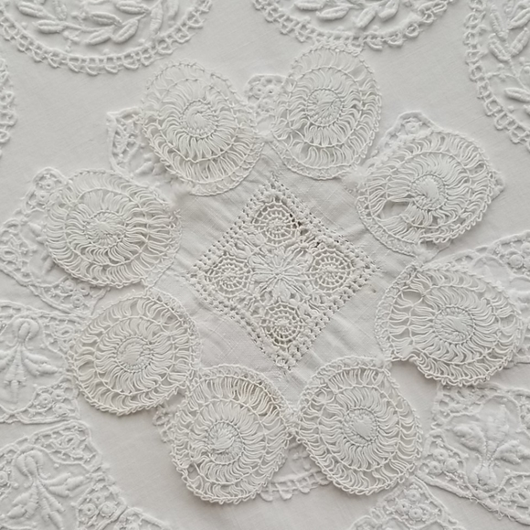 Antique 66" Round Fancy Lace Cover - Picture 4 of 8